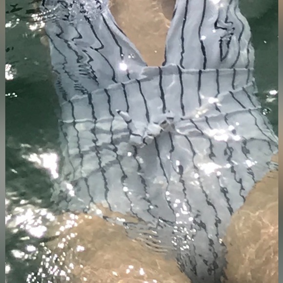 Cupshe one piece bathing suit - Picture 4 of 4